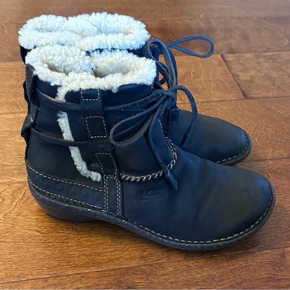 UGG Women’s Cove 5136 Sheepskin Shearling Boots Black Leather US Size 8 Comfort - Picture 11 of 15